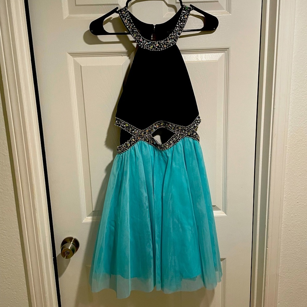 Cute cocktail or homecoming dress never worn. From Windsor size 13